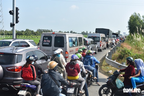 Quốc lộ 91 và đường tránh N1 tê liệt vì khách hành hương - Ảnh 4. Quốc lộ 91 và đường tránh N1 tê liệt vì khách hành hương - Ảnh 4.