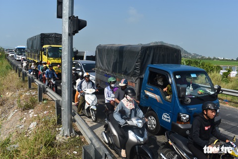 Quốc lộ 91 và đường tránh N1 tê liệt vì khách hành hương - Ảnh 6. Quốc lộ 91 và đường tránh N1 tê liệt vì khách hành hương - Ảnh 6.