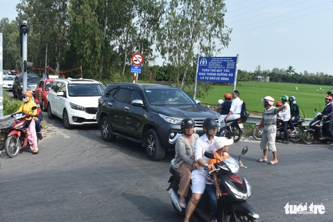 Quốc lộ 91 và đường tránh N1 tê liệt vì khách hành hương - Ảnh 2. Quốc lộ 91 và đường tránh N1 tê liệt vì khách hành hương - Ảnh 2.