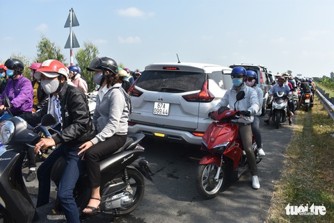 Quốc lộ 91 và đường tránh N1 tê liệt vì khách hành hương - Ảnh 3. Quốc lộ 91 và đường tránh N1 tê liệt vì khách hành hương - Ảnh 3.