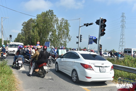 Quốc lộ 91 và đường tránh N1 tê liệt vì khách hành hương - Ảnh 1. Quốc lộ 91 và đường tránh N1 tê liệt vì khách hành hương - Ảnh 1.
