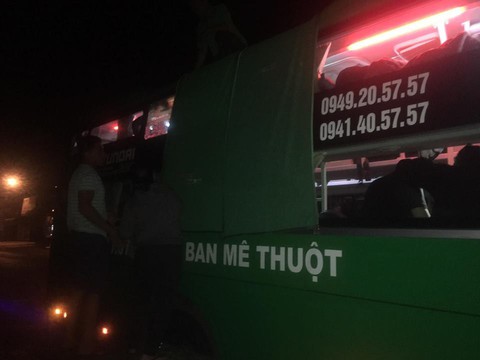 Xe khách giường nằm qua Pleiku bị ném đá - Ảnh 1. Xe khách giường nằm qua Pleiku bị ném đá - Ảnh 1.