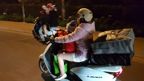 Du khách căng lều ngủ ở bờ Hồ Xuân Hương vì Đà Lạt hết phòng - Ảnh 2. Du khách căng lều ngủ ở bờ Hồ Xuân Hương vì Đà Lạt hết phòng - Ảnh 2.