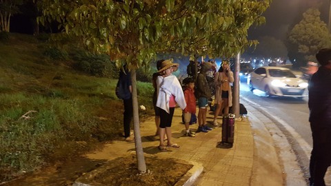 Du khách căng lều ngủ ở bờ Hồ Xuân Hương vì Đà Lạt hết phòng - Ảnh 4. Du khách căng lều ngủ ở bờ Hồ Xuân Hương vì Đà Lạt hết phòng - Ảnh 4.