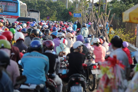 Dân miền Tây quay lại TP.HCM sớm, cầu Rạch Miễu quá tải - Ảnh 2. Dân miền Tây quay lại TP.HCM sớm, cầu Rạch Miễu quá tải - Ảnh 2.