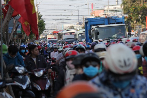 Dân miền Tây quay lại TP.HCM sớm, cầu Rạch Miễu quá tải - Ảnh 1. Dân miền Tây quay lại TP.HCM sớm, cầu Rạch Miễu quá tải - Ảnh 1.