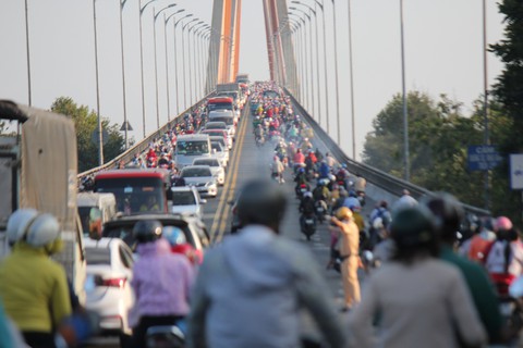 Dân miền Tây quay lại TP.HCM sớm, cầu Rạch Miễu quá tải - Ảnh 4. Dân miền Tây quay lại TP.HCM sớm, cầu Rạch Miễu quá tải - Ảnh 4.