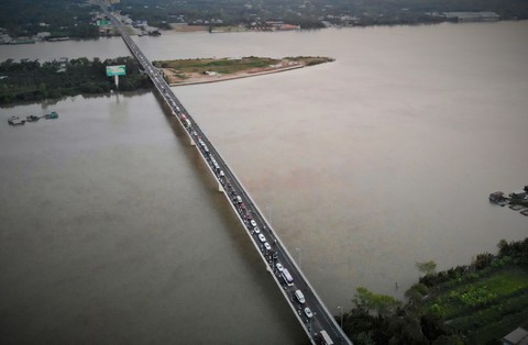 Dân miền Tây quay lại TP.HCM sớm, cầu Rạch Miễu quá tải - Ảnh 6. Dân miền Tây quay lại TP.HCM sớm, cầu Rạch Miễu quá tải - Ảnh 6.
