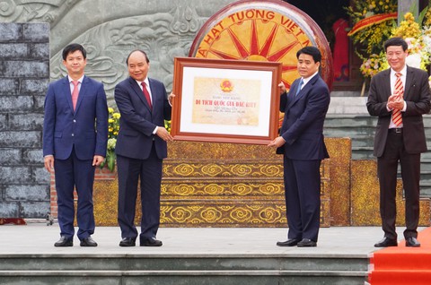 Thủ tướng trao Bằng xếp hạng Di tích Quốc gia đặc biệt Gò Đống Đa - Ảnh 1. Thủ tướng trao Bằng xếp hạng Di tích Quốc gia đặc biệt Gò Đống Đa - Ảnh 1.