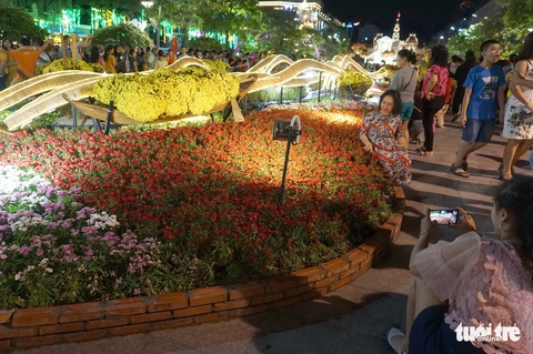 500 người dọn dẹp đường hoa Nguyễn Huệ trong đêm - Ảnh 6. 500 người dọn dẹp đường hoa Nguyễn Huệ trong đêm - Ảnh 6.