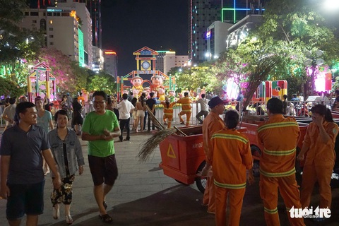 500 người dọn dẹp đường hoa Nguyễn Huệ trong đêm - Ảnh 2. 500 người dọn dẹp đường hoa Nguyễn Huệ trong đêm - Ảnh 2.