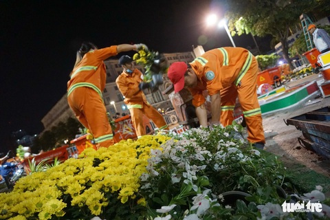 500 người dọn dẹp đường hoa Nguyễn Huệ trong đêm - Ảnh 3. 500 người dọn dẹp đường hoa Nguyễn Huệ trong đêm - Ảnh 3.