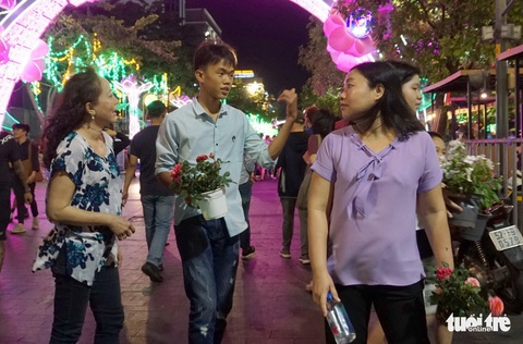 500 người dọn dẹp đường hoa Nguyễn Huệ trong đêm - Ảnh 14. 500 người dọn dẹp đường hoa Nguyễn Huệ trong đêm - Ảnh 14.