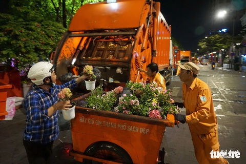 500 người dọn dẹp đường hoa Nguyễn Huệ trong đêm - Ảnh 4. 500 người dọn dẹp đường hoa Nguyễn Huệ trong đêm - Ảnh 4.