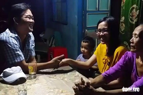 Người đàn ông tát chị Thủy Tiên đến nhà xin lỗi - Ảnh 1. Người đàn ông tát chị Thủy Tiên đến nhà xin lỗi - Ảnh 1.