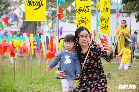 Lạ mắt với vườn chong chóng rực rỡ ở Hoàng Thành Thăng Long - Ảnh 1. Lạ mắt với vườn chong chóng rực rỡ ở Hoàng Thành Thăng Long - Ảnh 1.