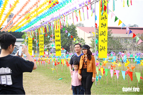 Lạ mắt với vườn chong chóng rực rỡ ở Hoàng Thành Thăng Long - Ảnh 4. Lạ mắt với vườn chong chóng rực rỡ ở Hoàng Thành Thăng Long - Ảnh 4.