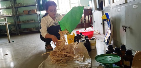 Hai học sinh Huế xin bã mía về làm hộp chống thấm - Ảnh 1. Hai học sinh Huế xin bã mía về làm hộp chống thấm - Ảnh 1.