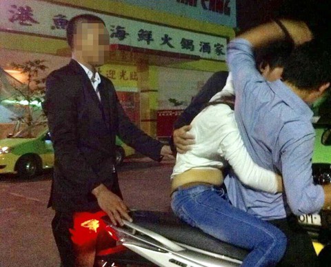 Khi quý cô chơi tới bến... - Ảnh 2. Khi quý cô chơi tới bến... - Ảnh 2.
