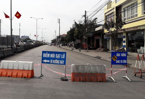 Hố tử thần đường kính 10m xuất hiện trên quốc lộ 18 - Ảnh 2. Hố tử thần đường kính 10m xuất hiện trên quốc lộ 18 - Ảnh 2.
