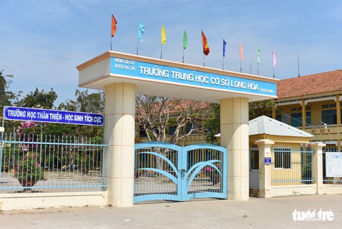 Đề nghị cảnh cáo thầy giáo đánh nữ sinh lớp 7 - Ảnh 1. Đề nghị cảnh cáo thầy giáo đánh nữ sinh lớp 7 - Ảnh 1.