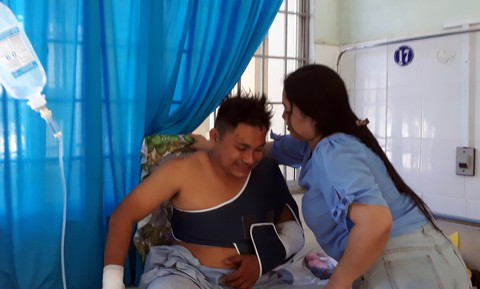 Thanh niên thoát chết khi rơi từ núi cao gần 40m - Ảnh 3. Thanh niên thoát chết khi rơi từ núi cao gần 40m - Ảnh 3.