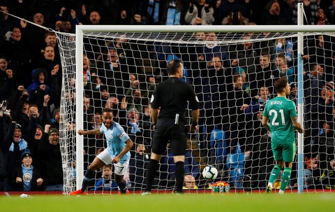 Sterling lập hat-trick, M.C xây chắc ngôi đầu bảng - Ảnh 1. Sterling lập hat-trick, M.C xây chắc ngôi đầu bảng - Ảnh 1.