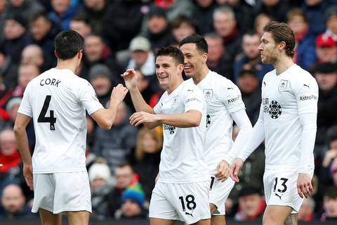 Thắng ngược Burnley, Liverpool bám sát M.C trên ngôi đầu - Ảnh 1. Thắng ngược Burnley, Liverpool bám sát M.C trên ngôi đầu - Ảnh 1.