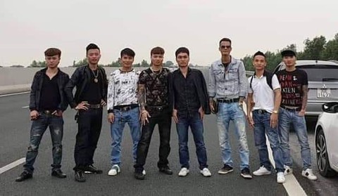 Chuyển công an xác minh vụ dàn hàng ngang chụp ảnh trên cao tốc - Ảnh 1. Chuyển công an xác minh vụ dàn hàng ngang chụp ảnh trên cao tốc - Ảnh 1.