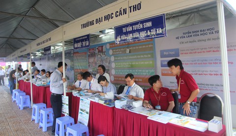 Học sinh miền Tây tựu về Ngày hội tư vấn tuyển sinh tại Cần Thơ - Ảnh 4. Học sinh miền Tây tựu về Ngày hội tư vấn tuyển sinh tại Cần Thơ - Ảnh 4.