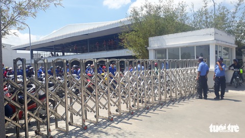 Đề nghị không trừ lương 1.300 công nhân đình công đòi quyền lợi 8-3 - Ảnh 1. Đề nghị không trừ lương 1.300 công nhân đình công đòi quyền lợi 8-3 - Ảnh 1.