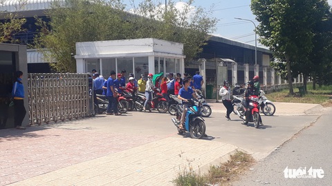Đề nghị không trừ lương 1.300 công nhân đình công đòi quyền lợi 8-3 - Ảnh 3. Đề nghị không trừ lương 1.300 công nhân đình công đòi quyền lợi 8-3 - Ảnh 3.