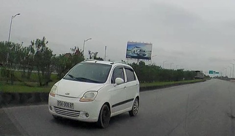 Liều lĩnh chạy xe ngược chiều trên cao tốc Hà Nội - Thái Nguyên - Ảnh 1. Liều lĩnh chạy xe ngược chiều trên cao tốc Hà Nội - Thái Nguyên - Ảnh 1.