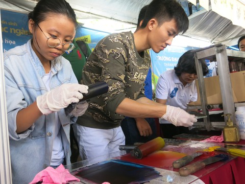 Học sinh miền Tây hào hứng làm MC, ca sĩ tại ngày hội tư vấn tuyển sinh - Ảnh 6. Học sinh miền Tây hào hứng làm MC, ca sĩ tại ngày hội tư vấn tuyển sinh - Ảnh 6.