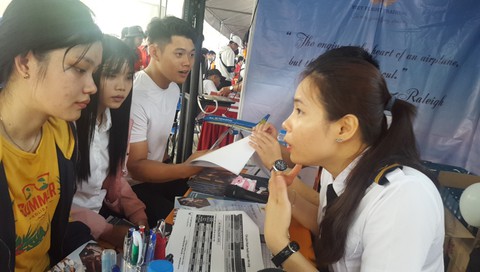 Học sinh miền Tây hào hứng làm MC, ca sĩ tại ngày hội tư vấn tuyển sinh - Ảnh 8. Học sinh miền Tây hào hứng làm MC, ca sĩ tại ngày hội tư vấn tuyển sinh - Ảnh 8.