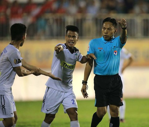 3/4 trọng tài FIFA bị tạm đình chỉ ở V-League 2019 - Ảnh 1. 3/4 trọng tài FIFA bị tạm đình chỉ ở V-League 2019 - Ảnh 1.