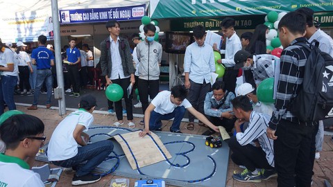 Học sinh miền Tây hào hứng làm MC, ca sĩ tại ngày hội tư vấn tuyển sinh - Ảnh 2. Học sinh miền Tây hào hứng làm MC, ca sĩ tại ngày hội tư vấn tuyển sinh - Ảnh 2.