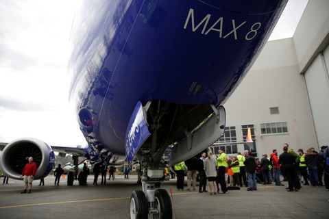 Mẫu máy bay 737 MAX 8 mới nhất của Boeing 4 tháng 2 tai nạn - Ảnh 2. Mẫu máy bay 737 MAX 8 mới nhất của Boeing 4 tháng 2 tai nạn - Ảnh 2.