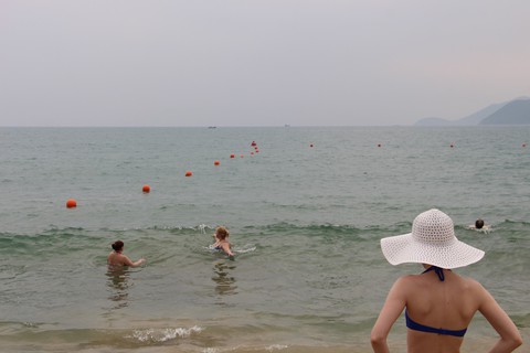 Du khách đuối nước, Nha Trang khoanh vùng thêm 6 bãi tắm an toàn - Ảnh 1. Du khách đuối nước, Nha Trang khoanh vùng thêm 6 bãi tắm an toàn - Ảnh 1.