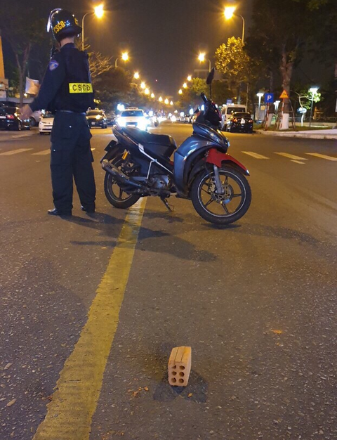 Bắt 2 thanh niên dùng gạch tấn công cảnh sát 911 Đà Nẵng - Ảnh 1. Bắt 2 thanh niên dùng gạch tấn công cảnh sát 911 Đà Nẵng - Ảnh 1.
