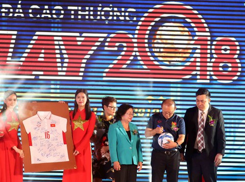 Giải thưởng Fair Play 2018: Quang Hải, Bùi Tiến Dũng, Văn Hậu, Hà Đức Chinh - Ảnh 8. Giải thưởng Fair Play 2018: Quang Hải, Bùi Tiến Dũng, Văn Hậu, Hà Đức Chinh - Ảnh 8.