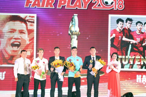 Giải thưởng Fair Play 2018: Quang Hải, Bùi Tiến Dũng, Văn Hậu, Hà Đức Chinh - Ảnh 5. Giải thưởng Fair Play 2018: Quang Hải, Bùi Tiến Dũng, Văn Hậu, Hà Đức Chinh - Ảnh 5.