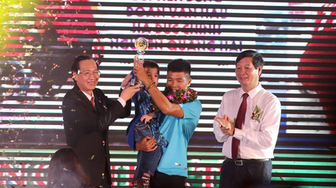 Giải thưởng Fair Play 2018: Quang Hải, Bùi Tiến Dũng, Văn Hậu, Hà Đức Chinh - Ảnh 1. Giải thưởng Fair Play 2018: Quang Hải, Bùi Tiến Dũng, Văn Hậu, Hà Đức Chinh - Ảnh 1.
