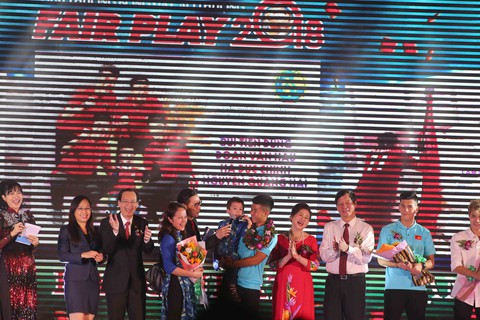 Giải thưởng Fair Play 2018: Quang Hải, Bùi Tiến Dũng, Văn Hậu, Hà Đức Chinh - Ảnh 3. Giải thưởng Fair Play 2018: Quang Hải, Bùi Tiến Dũng, Văn Hậu, Hà Đức Chinh - Ảnh 3.