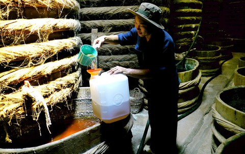Pha chế hóa chất thì không thể gọi là nước mắm! - Ảnh 1. Pha chế hóa chất thì không thể gọi là nước mắm! - Ảnh 1.