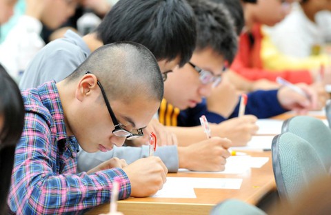 Cận thị học đường và những nhầm tưởng - Ảnh 1. Cận thị học đường và những nhầm tưởng - Ảnh 1.