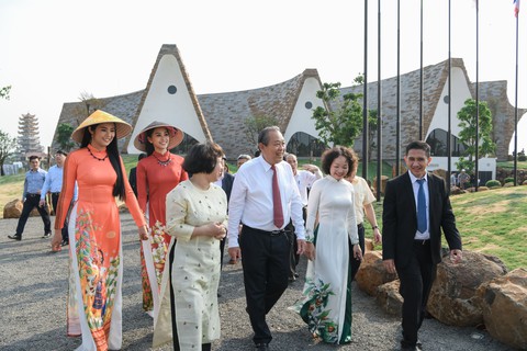 Phó thủ tướng Trương Hòa Bình đến bảo tàng thế giới cà phê - Ảnh 1. Phó thủ tướng Trương Hòa Bình đến bảo tàng thế giới cà phê - Ảnh 1.
