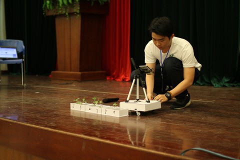 Nam sinh lớp 11 chế tạo robot phụ việc nhà nông - Ảnh 1. Nam sinh lớp 11 chế tạo robot phụ việc nhà nông - Ảnh 1.