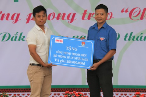 Báo Tuổi Trẻ lại mang nước đến vùng khô hạn - Ảnh 1. Báo Tuổi Trẻ lại mang nước đến vùng khô hạn - Ảnh 1.