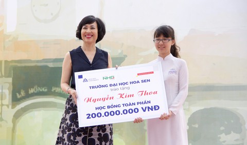 Nữ sinh chuyên Lê Hồng Phong nhận học bổng 200 triệu - Ảnh 1. Nữ sinh chuyên Lê Hồng Phong nhận học bổng 200 triệu - Ảnh 1.